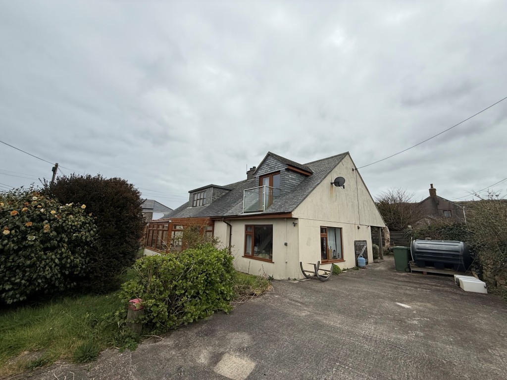 Lot: 118 - DETACHED HOUSE WITH ATTACHED ANNEXE GARDEN, GARAGE AND TWO DRIVES - Front elevation of property taken from the first driveway